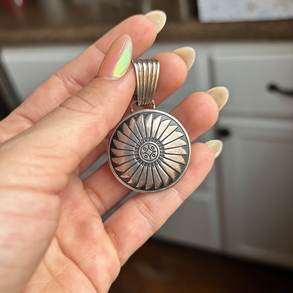 Vintage Sterling Silver Tribal Sun / Flower Pendant - Picture 3 of 5